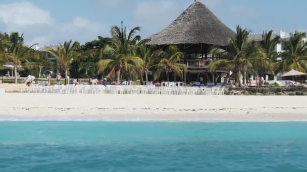 Zanzibar Kustlinje med Sandy Beach, Palmer och hotell. Utsikt från flytande båt — Stockvideo