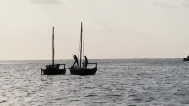 Siluetler Afrika Tahta Dhow Teknesi Balıkçılarla Okyanus ve Zanzibar 'da yüzüyor