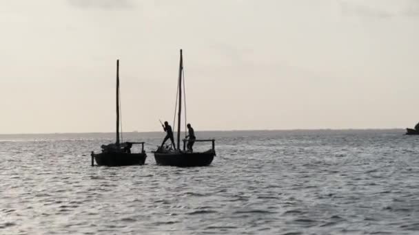 Silhouettes African Wooden Dhow Bateau avec pêcheurs flottant au bord de l'océan, Zanzibar — Video