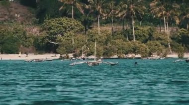 Okyanustan Tahta Balıkçı teknelerine Afrika Köyü kıyısında demirli