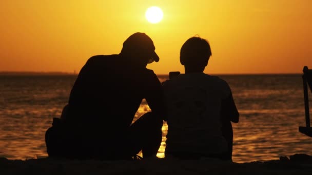 Okyanus kıyısında, Sunset on the Beach 'te Orta Çağ Erkek ve Kadın Çifti — Stok video