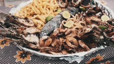 Deniz ürünleri tabağı, Büyük tabak lezzetli tabaklar, Afrika 'da egzotik öğle yemeği.