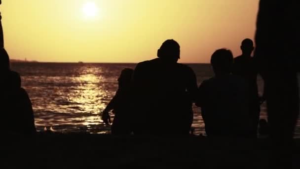 Couple Silhouette d'hommes et de femmes d'âge moyen au coucher du soleil sur la plage par l'océan — Video