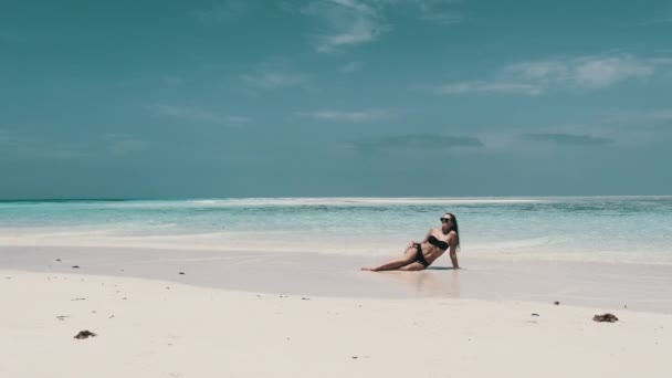 Donna sexy in bikini abbronzatura su una spiaggia paradisiaca vuota sull'isola nell'oceano, Mnemba — Video Stock