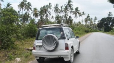 Afrika adası, Zanzibar boyunca off-road aracıyla seyahat edin.
