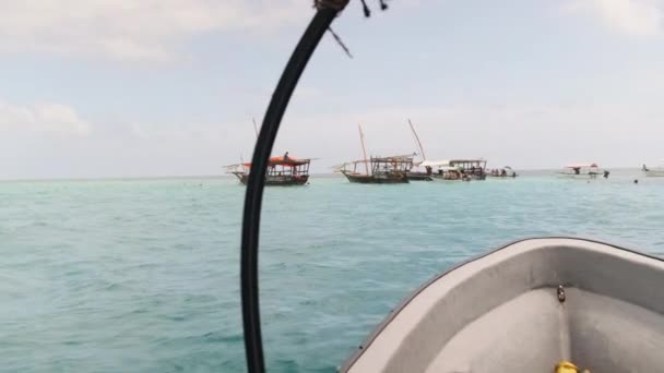 Muchos barcos de madera con turistas anclados en un arrecife de coral, Zanzíbar, África. — Vídeos de Stock