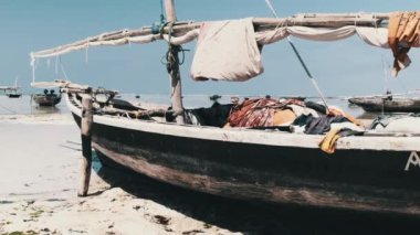 Geleneksel Afrika Balıkçı Teknesi Low Tide, Zanzibar 'daki kumsalda mahsur kaldı