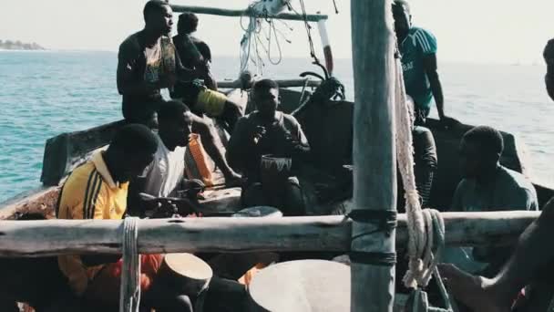 Lokale Afrikanen spelen Drums en zingen liedjes op traditionele Dhow Boat, Zanzibar — Stockvideo