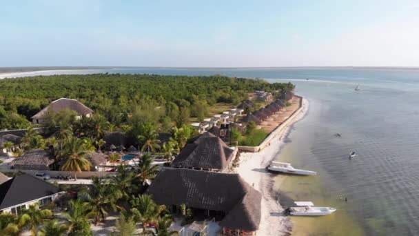 按海洋、桑给巴尔、空中景观分列的带棕榈树和宾馆的天堂海岸度假胜地 — 图库视频影像