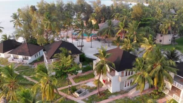 Widok z lotu ptaka African Tropical Beach Resort, Thatched-Roof Hotele, Baseny, Zanzibar — Wideo stockowe