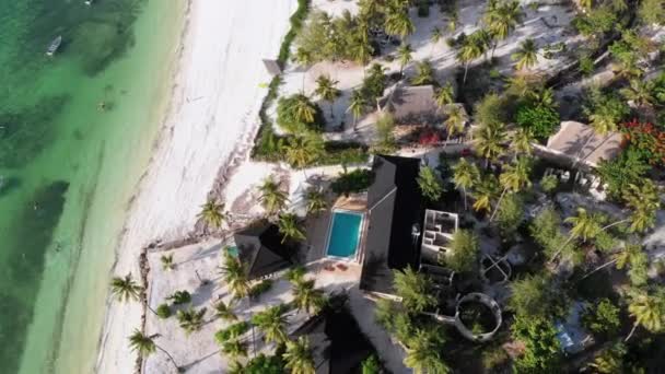 Widok z lotu ptaka African Tropical Beach Resort, Thatched-Roof Hotele, Baseny, Zanzibar — Wideo stockowe