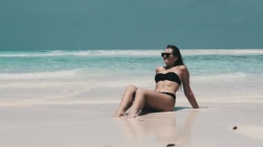 Ocean, Mnemba 'daki Boş Cennet Sahili' nde Bikini Tans 'lı Genç Kadın