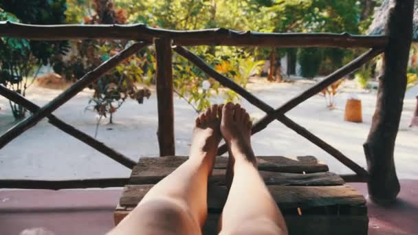 POV Frauenbeine auf der tropischen Hotelveranda, Sommerurlaub, Sansibar, Afrika — Stockvideo