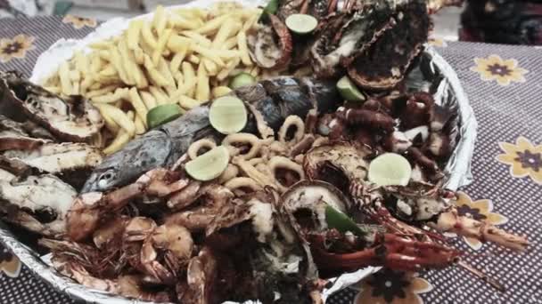 Placa con mariscos, grande servido en deliciosamente plato, almuerzo exótico en África — Vídeos de Stock