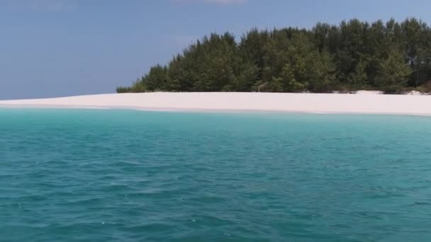 Ostrov Mnemba, pohled z lodi v oceánu, nedotčené písečné pláže, Zanzibar — Stock video