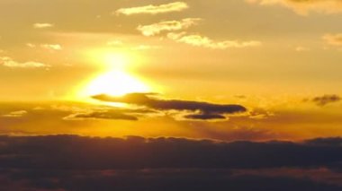 Dramatik Kızıl Gün Batımının Görkemli Zaman Çizelgesi Ufkun Üzerinde Gökyüzü, İnanılmaz Gün Batımı