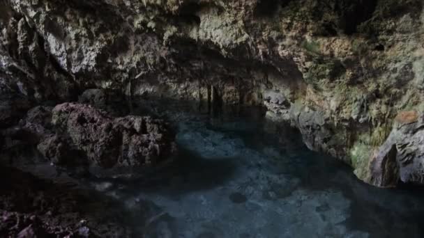 有淡水的洞穴、悬崖下的地下河洞穴、桑给巴尔洞穴、库萨洞穴 — 图库视频影像