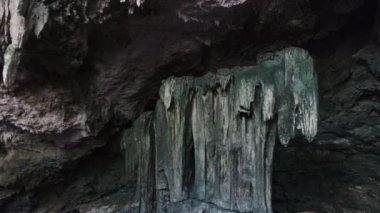 Yeraltı Mağarası ve Kuza Mağarası Tavanından sarkan Stalactite Kaya oluşumları