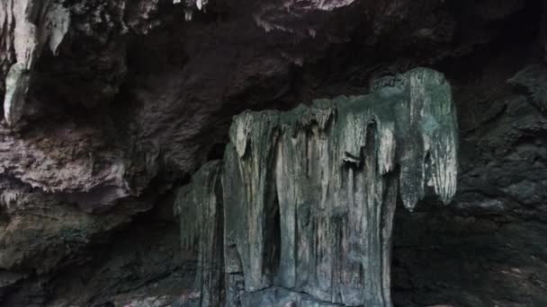 クザ洞窟天井からぶら下がっている鍾乳石岩の形成を持つ地下洞窟 — ストック動画