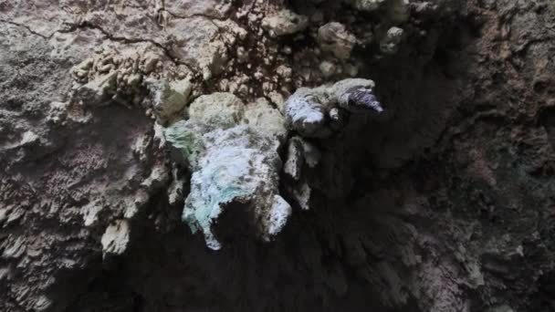 Grotte souterraine avec des formations rocheuses stalactites suspendues au plafond de la grotte de Kuza — Video