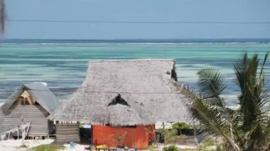 Low Tide 'da Thatched Roof' lu Afrika Geleneksel Evi. Zanzibar