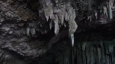 Yeraltı Mağarası ve Kuza Mağarası Tavanından sarkan Stalactite Kaya oluşumları