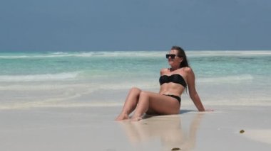 Mnemba, Okyanus 'taki Boş Cennet Sahili' nde Bikini Tans 'lı Seksi Kadın