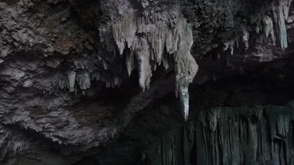 Ondergrondse grot met stalactieten rotsformaties hangend aan Kuza Cave Ceiling — Stockvideo
