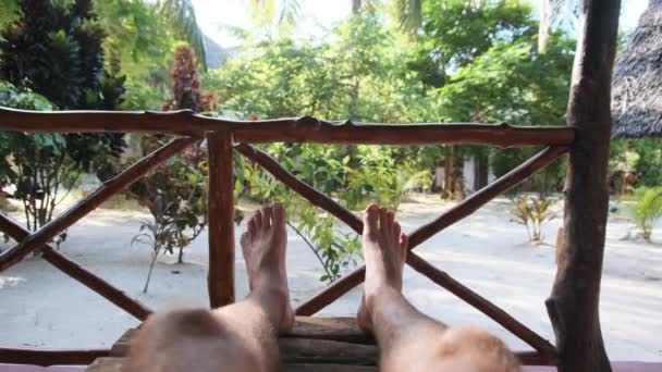 POV Man Benen op Tropisch Hotel Veranda, Zomervakantie, Zanzibar, Afrika — Stockvideo