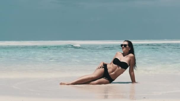 Сексуальная женщина в баночках на пустом пляже Paradise на острове в океане, Мнея — стоковое видео