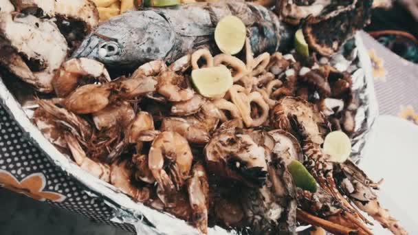 有海鲜的盘子，在美味的平底锅上大餐，非洲异国情调午餐 — 图库视频影像