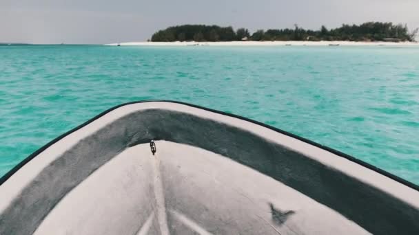 Un barco africano navega a través del océano Turquesa hacia la isla de Mnemba, Zanzíbar — Vídeos de Stock