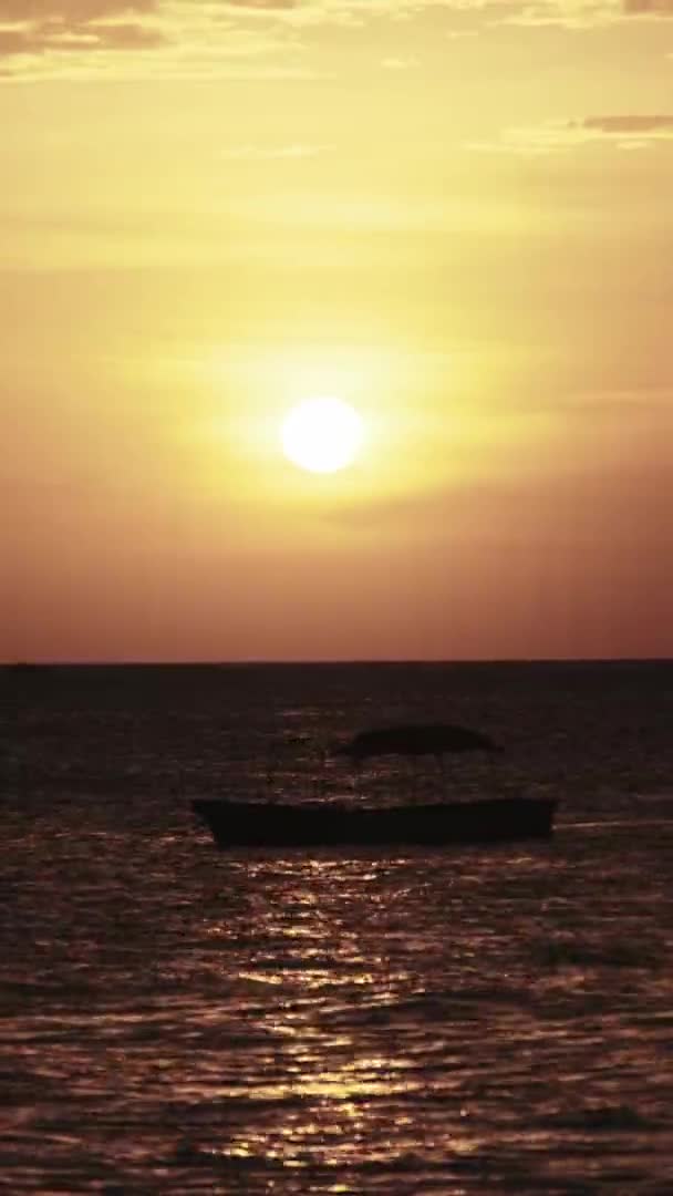 インド洋の日没時に停泊する漁船のシルエット、ザンジバル — ストック動画