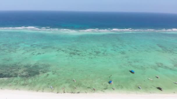 Ocean Coastline, Barrier Reef by Beach Hoteles en Low Tide, Zanzíbar, Vista aérea — Vídeos de Stock