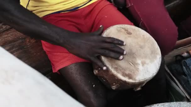 Lokale Afrikanen spelen Drums op traditionele Dhow Boat op Trip, Zanzibar — Stockvideo