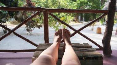 POV Kadın Bacakları Tropik Otel Verandasında, Yaz Tatili, Zanzibar, Afrika