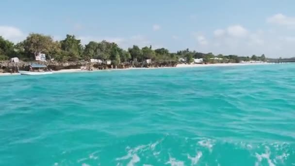 Blick vom Boot auf die Küste von Sansibar mit Paradiesstrand, Palmen und Hotels — Stockvideo