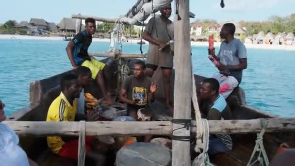 Местные африканцы играют на барабанах и поют песни на традиционной яхте Dhow, Занзибар — стоковое видео