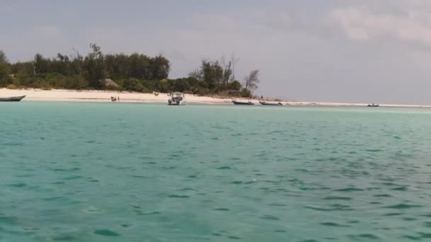 Остров Мнея, вид с лодки в океане, Пляжи Пристины Сэнди, Занзибар — стоковое видео