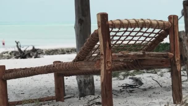 Tropiska Däck Stolar Under Thatched Paraplyer på Sandy Beach by Ocean, Zanzibar — Stockvideo