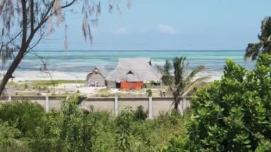 Low Tide, Zanzibar 'daki Sahilde Çatılı Afrika Geleneksel Evi