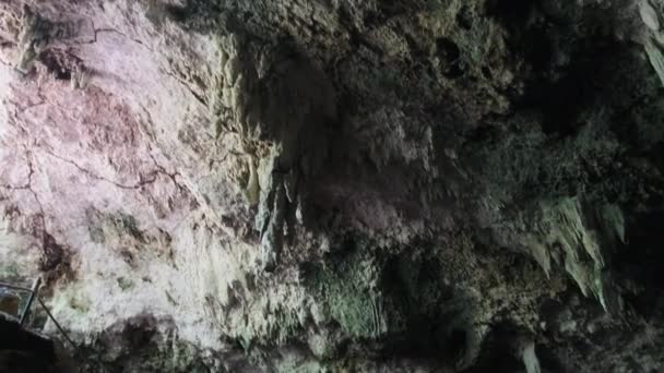 Menschen in tiefen Höhlen schwimmen im unterirdischen Fluss zwischen Felsen und Klippen, Sansibar — Stockvideo