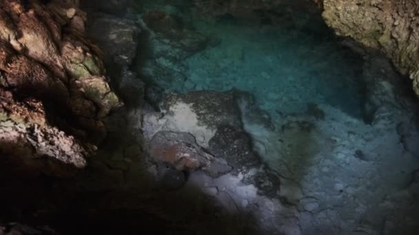 Cueva con agua dulce, Cueva subterránea del río debajo de los acantilados, Zanzíbar, Cueva de Kuza — Vídeo de stock