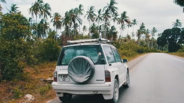 Viaje en vehículo todoterreno a través de la isla africana, Zanzíbar — Vídeos de Stock