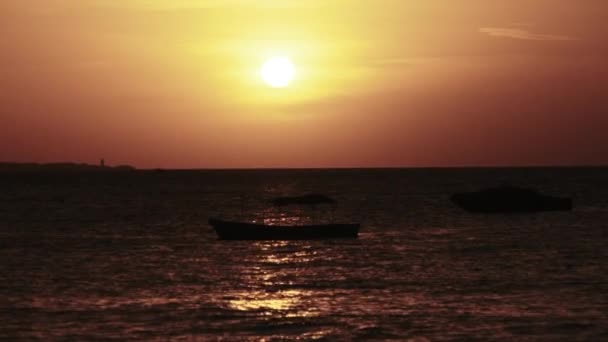 Silhouette of Fishing Boats Anchored at Sunset in the Indian Ocean, Zanzibar — Stock Video