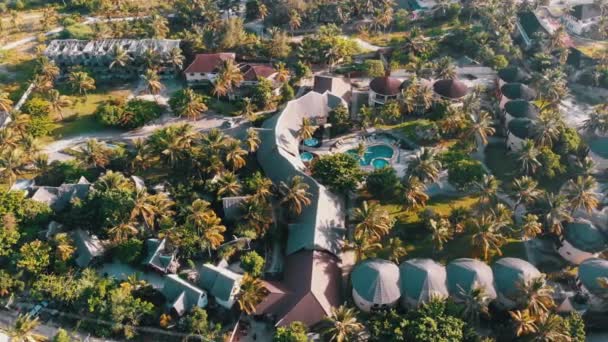 Vista aerea African Tropical Beach Resort, Thatched-Roof Alberghi, Piscine, Zanzibar — Video Stock