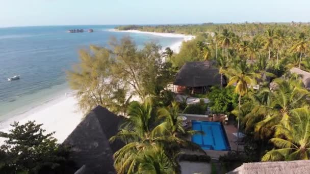 Vista aérea African Tropical Beach Resort, Thatched-Roof Hotels, Piscinas, Zanzibar — Vídeo de Stock