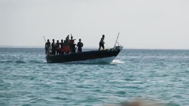 Roliga Dancing afrikanska fiskare på trä Motor Boat flyter med oceanen, Afrika — Stockvideo