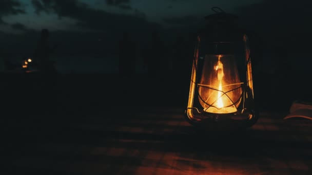 Cena romantica a lume di candela di Ocean Beach di notte, lampada al cherosene accesa sul tavolo — Video Stock