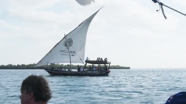 Tradycyjny afrykański łodzi Dhow z turystów Pływa pod otwartym żaglem przez ocean — Wideo stockowe